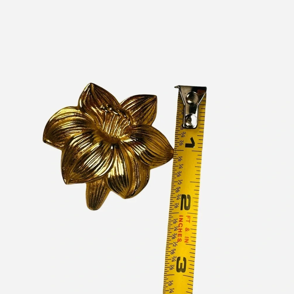 Jeri-Lou Lightweight Goldtone DayLily Flower Scarf  Ring Accessory - 2”